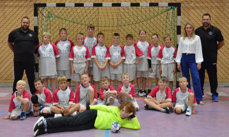 Strahlende Augen beim VfB Bad Lauchstädt: E-Jugend startet mit neuen Trikots in die Saison